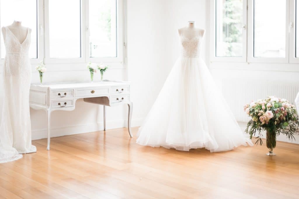 Deux robes de mariée sur mannequins