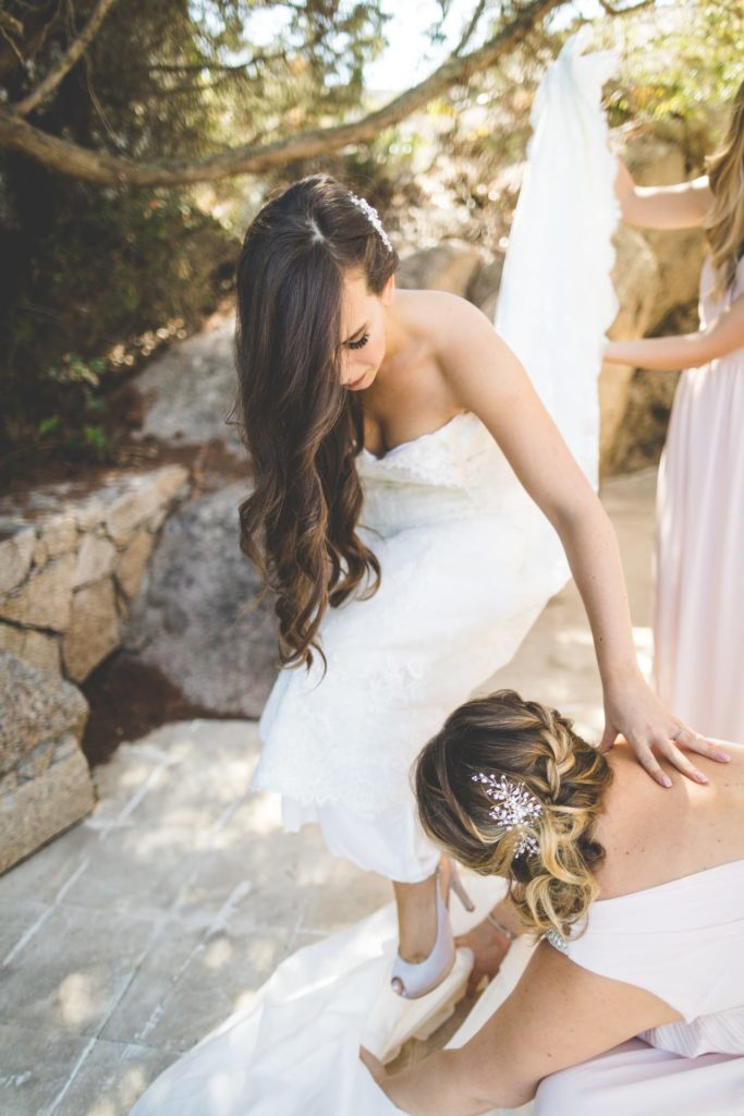 Robe de mariée en dentelle lors d’un essayage à la boutique With Love à Bremblens